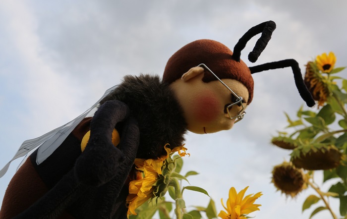 Letící včela - zakázková panenka ekopanenka
