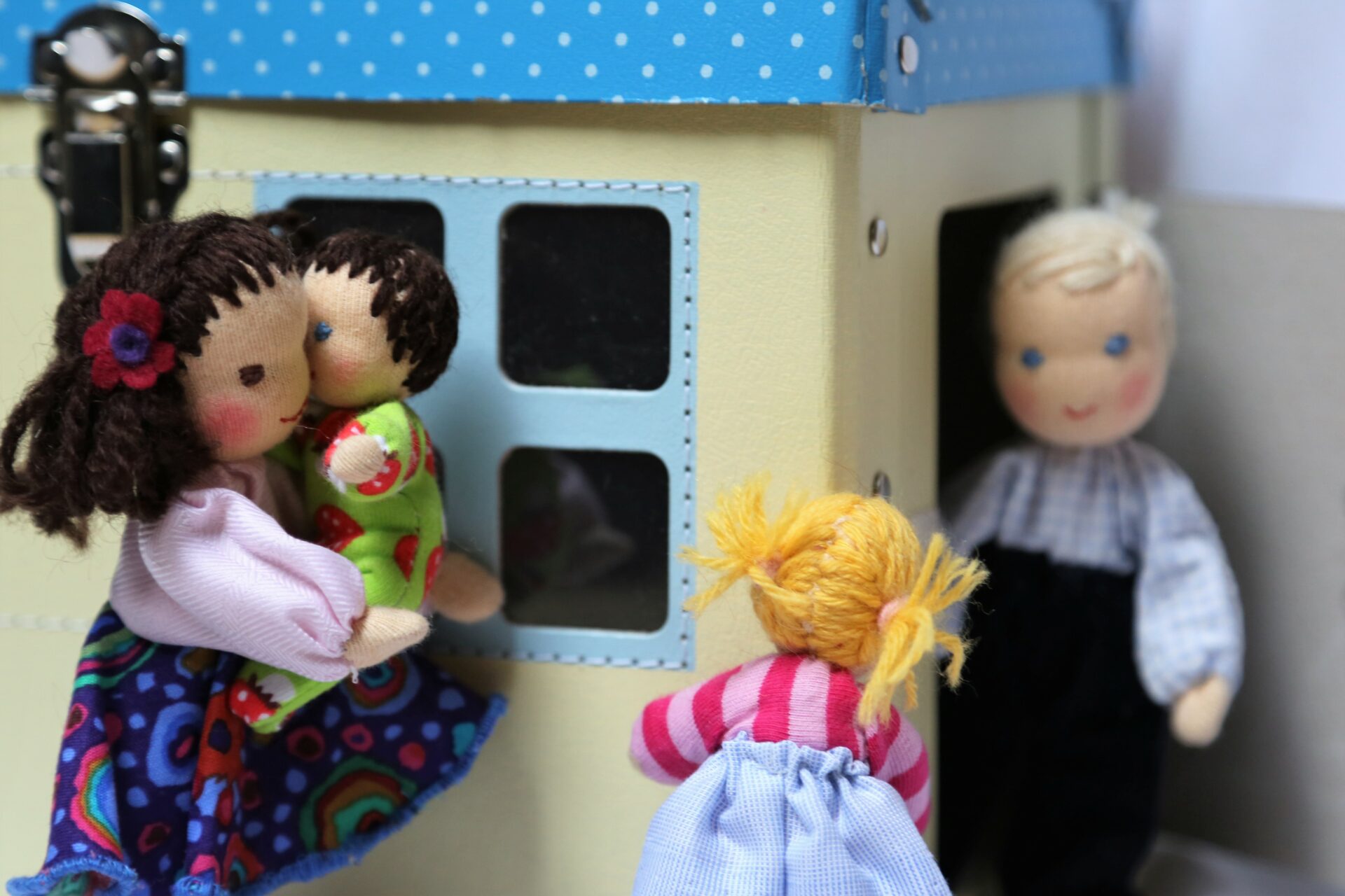 waldorfské panenky přesně pasují do domečku z kartonu