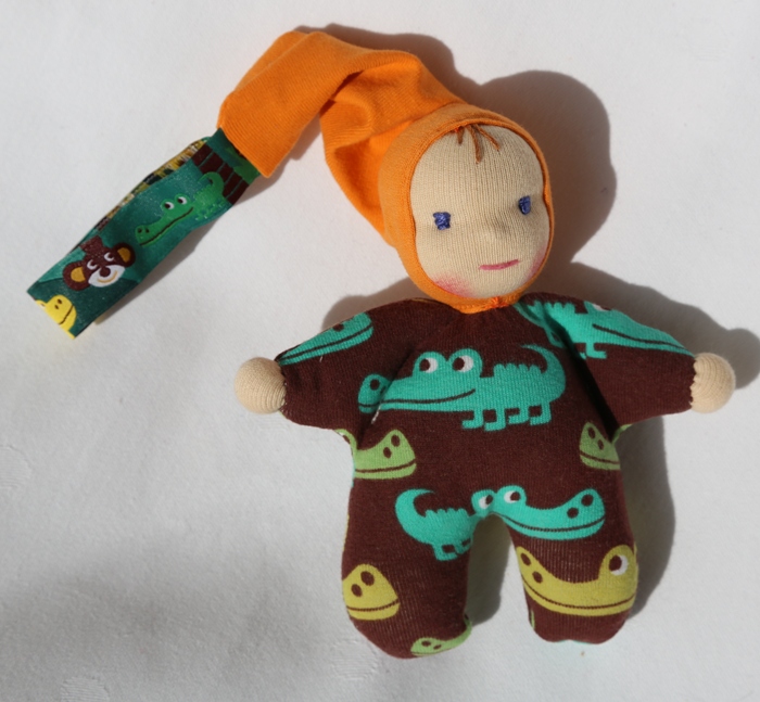 Skřítek krokodýlek s oranžovou čepičkou, ekopanenky, biobavlněná ručně šitá panenka