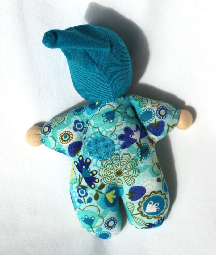 Skřítek kytička s modrou čepičkou je ručně šitá panenka plněná ovčí vlnou.