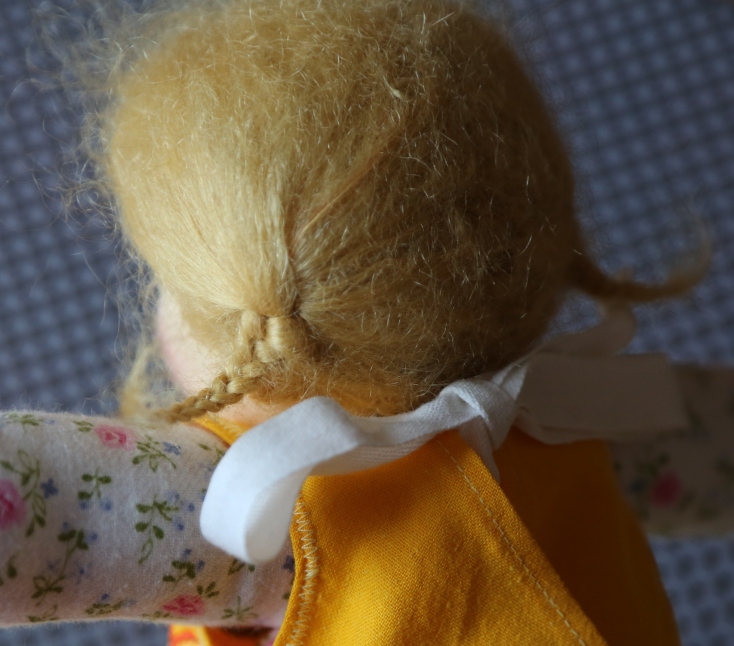 Detail mohérových vlásků panenky, mazlenka, Ekopanenky, panenka s duší