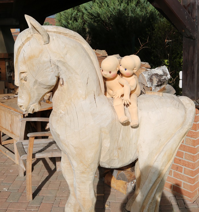 Demonstrační figuríny na koni