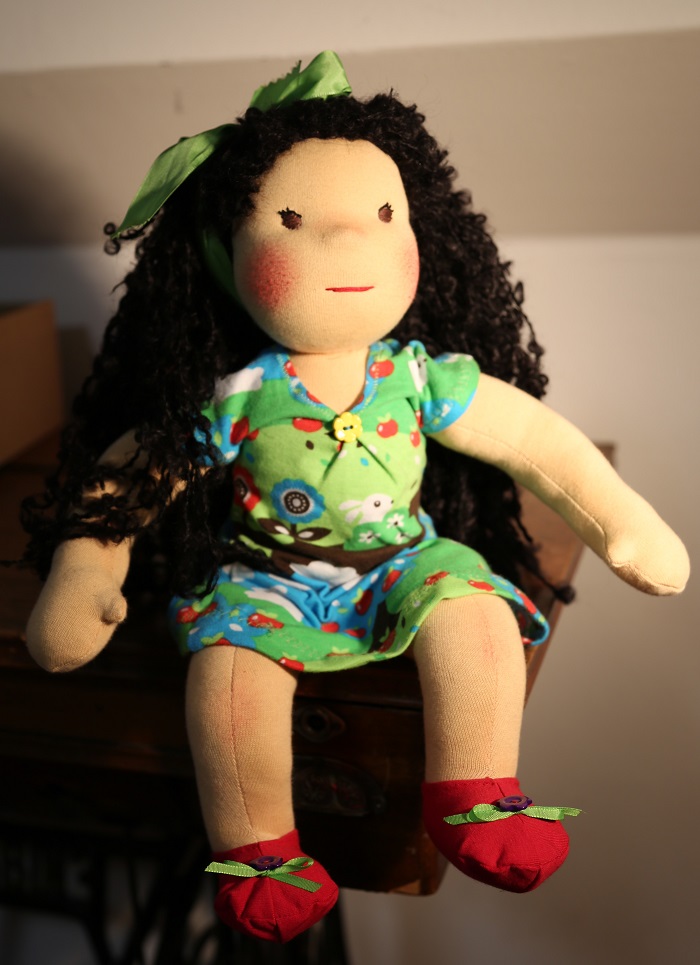 Baculka panenka s hustými kudrnatými vlasy