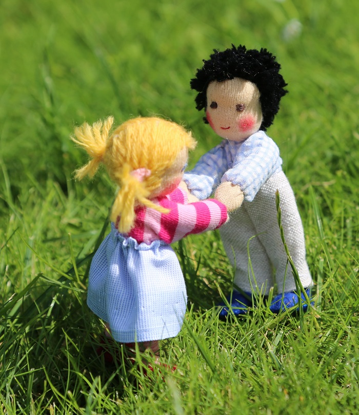 Střapatý kluk si hraje se sestřičkou - panenky do domečku na hraní. Ekopanenky