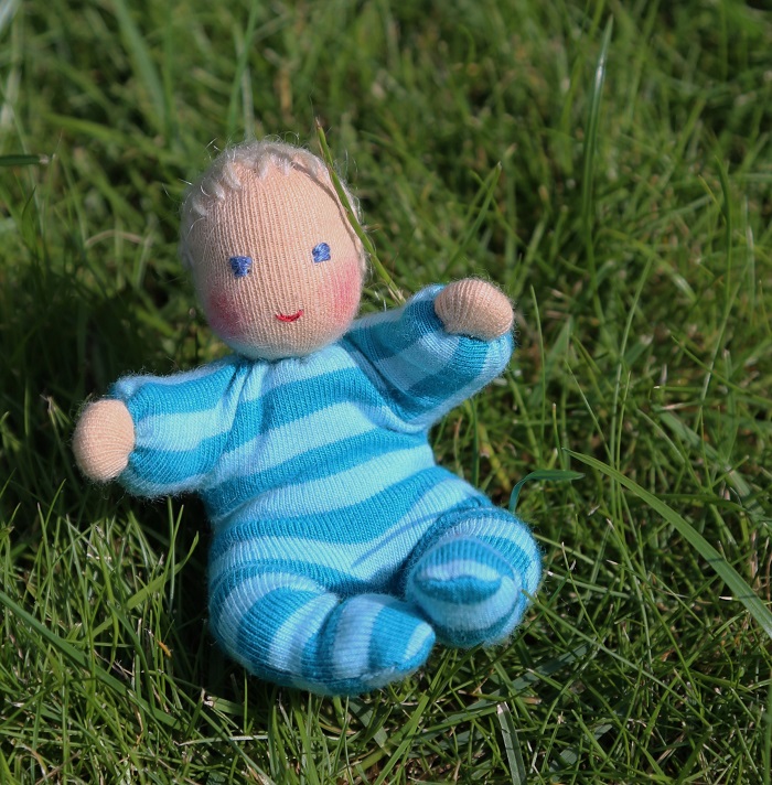 batole 10cm je panenka ručně ušitá. Batole je v trávě a natahuje ruce k mamince. Ekopanenky.cz