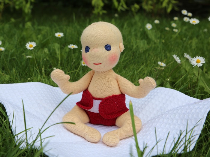 sedící miminko s plínkou v trávě