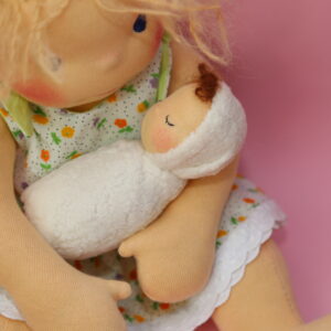 waldorfská panenka s malou panenkou v náručí, panenky s duší, ekopanenky