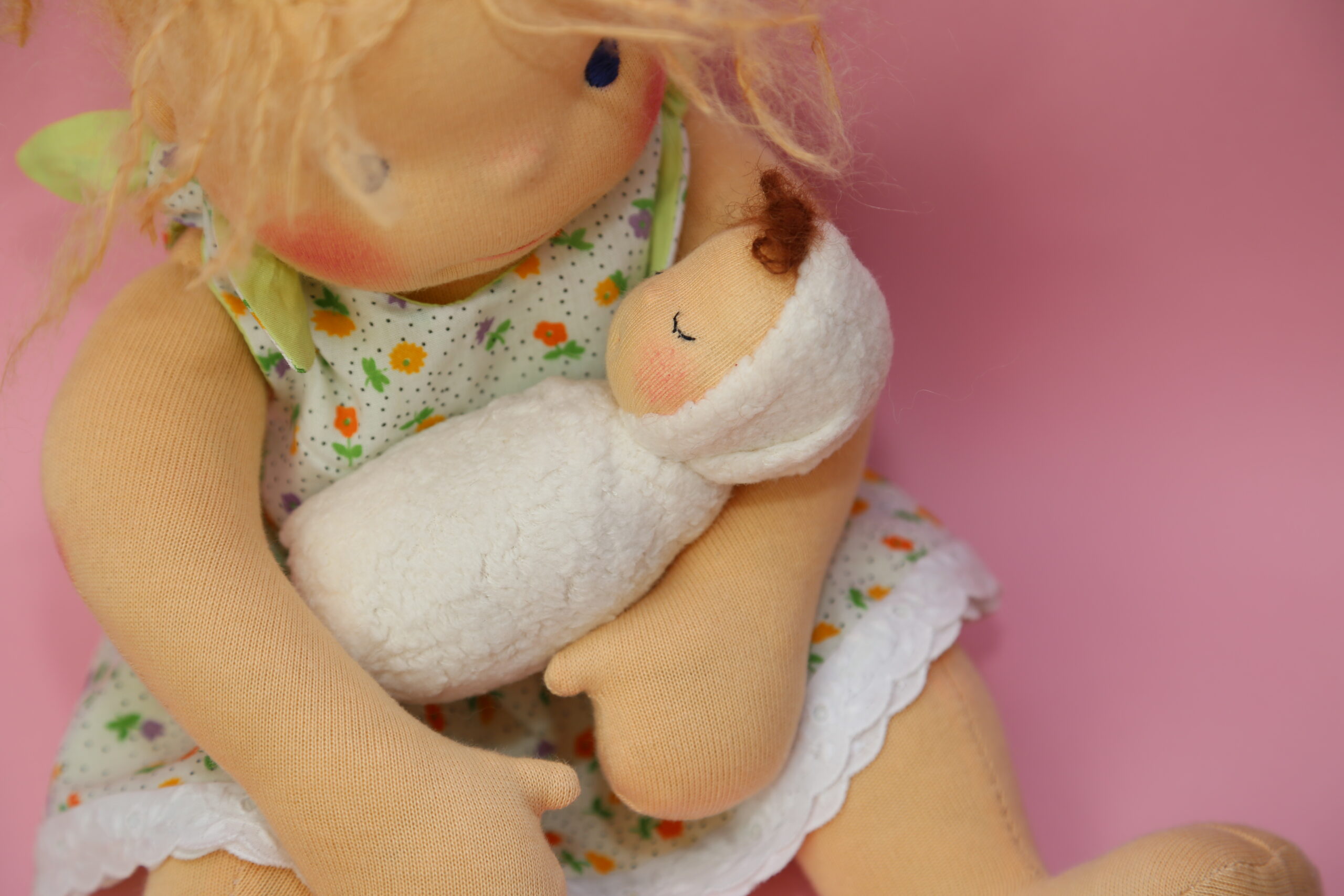 waldorfská panenka s malou panenkou v náručí, panenky s duší, ekopanenky