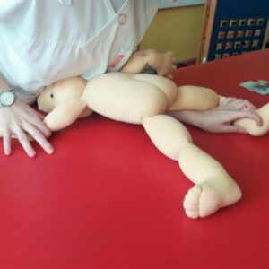 Demo panenka, demonstrační figurína, terapeutická panenka, ukázka Vojtova metoda, fyzioterapie, Ekopanenky
