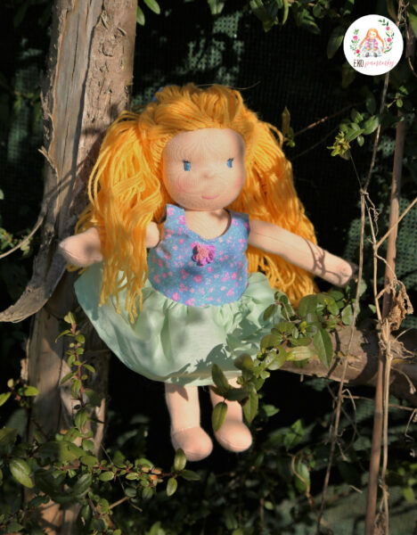 waldorfská panenka s dlouhými vlněnými vlásky