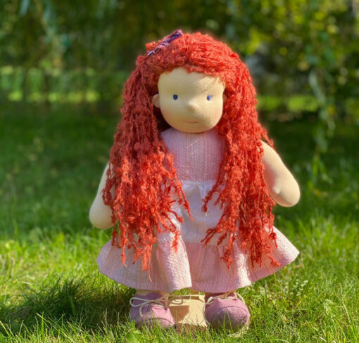 velká textilní waldorfská panenka s rudými vlasy
