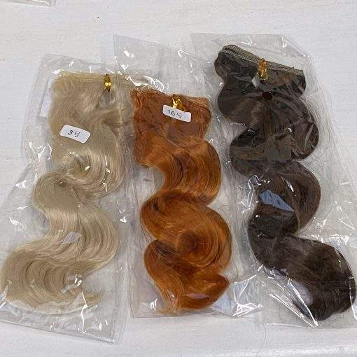 Umělé vlnité vlasy na panenky