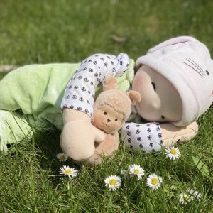 Látková panenka miminko s plysovým zvířátkem. Ručně šitá látková panenka s mončičákem. Tereza Jarošová ekopanenky.cz