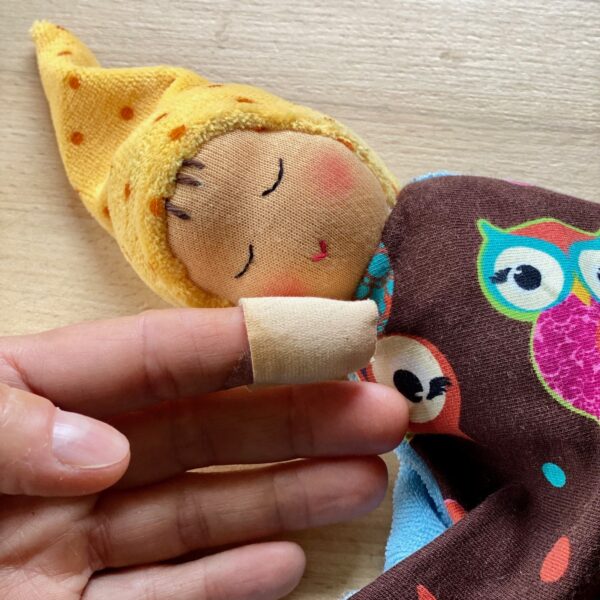 Zakrváceno. Zraněný prst, jak na krev. Panenka, ekopanenky.cz