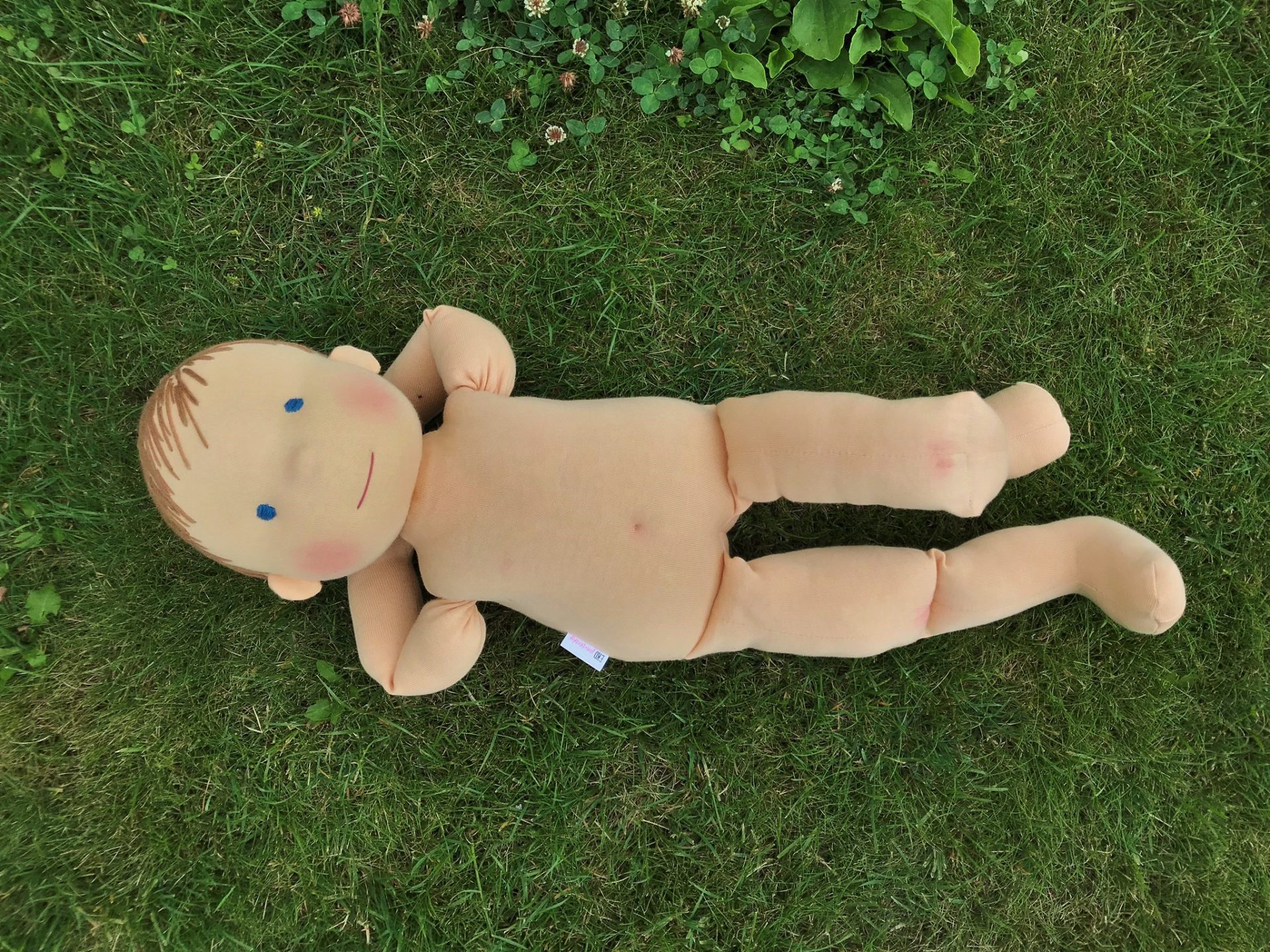 60 cm vysoká panenka při poležení v trávě