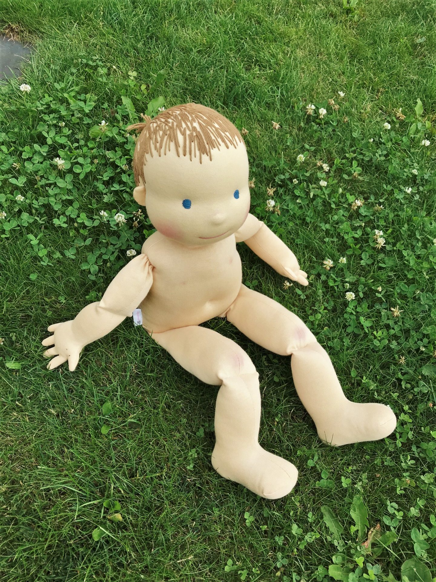 Demo figurína si hoví v trávě