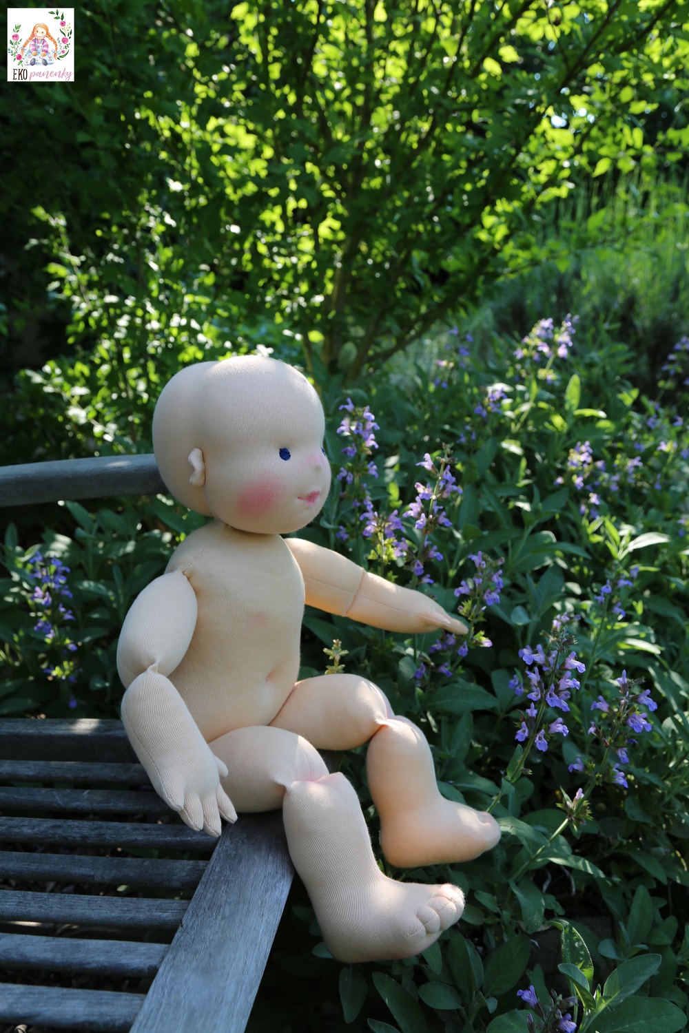 Demo panenka je holčička a umí sama pěkně sedět. 60 cm vysoká demonstrační figurína ručně šitá. ekopanenky.cz/ekopanenky-2