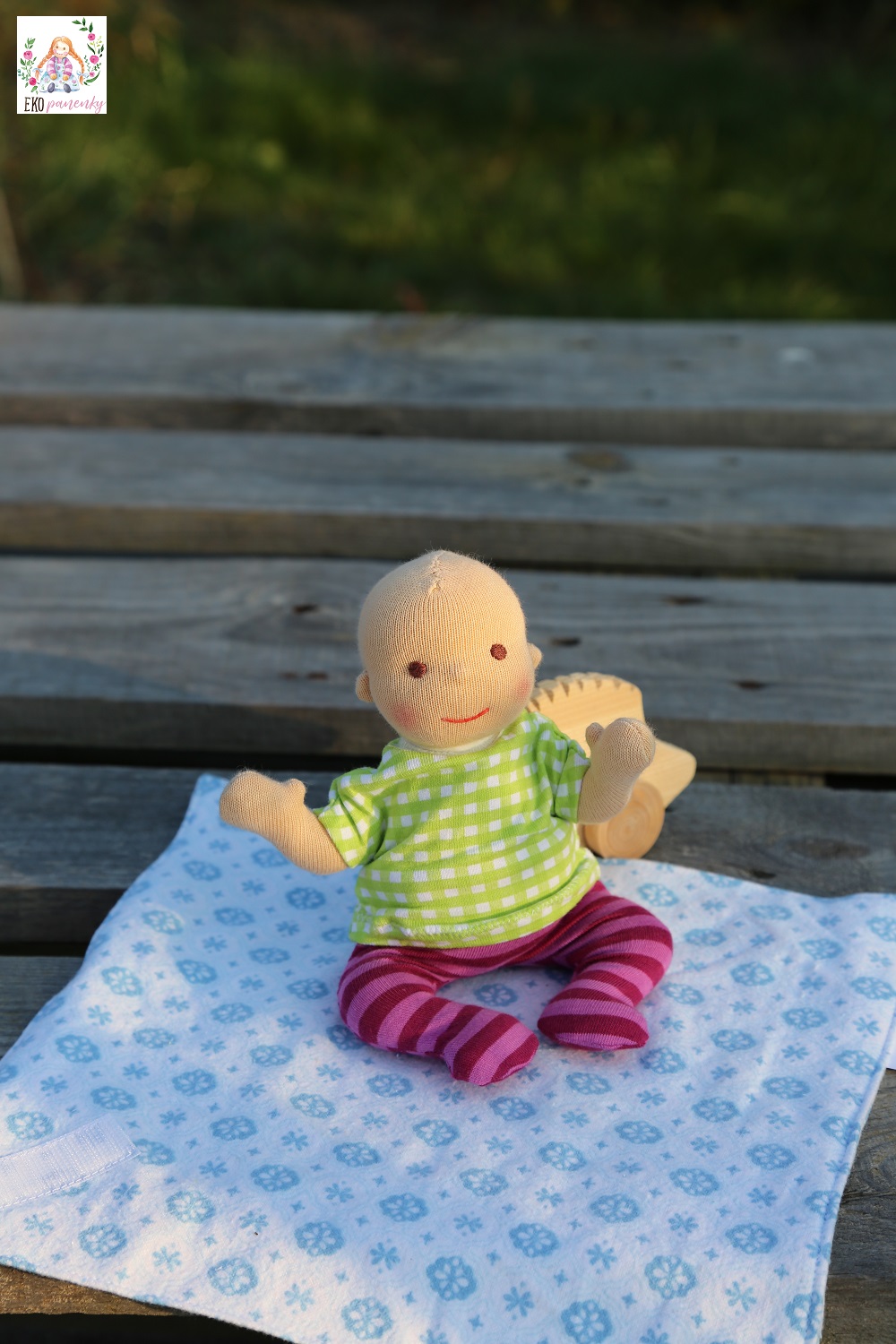 Waldorfská panenka miminko v tričku a punčocháčkách, ekopanenky