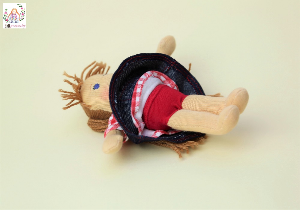 waldorfská panenka má i kalhotky, pidipanenka a džínová sukně, ekopanenky, ručně šitá panenka na zakázku, ekopanenky.cz/ekopanenky-2, panenky s duší