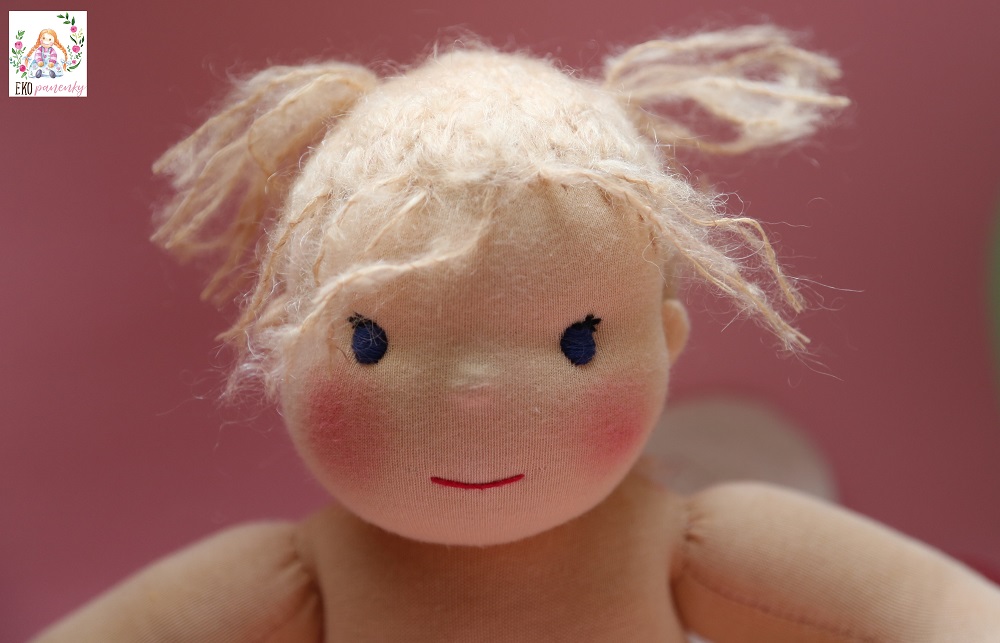 Látková panenka (holčička batole) s vyšívanými mohéroými vlásky. Ekopanenky